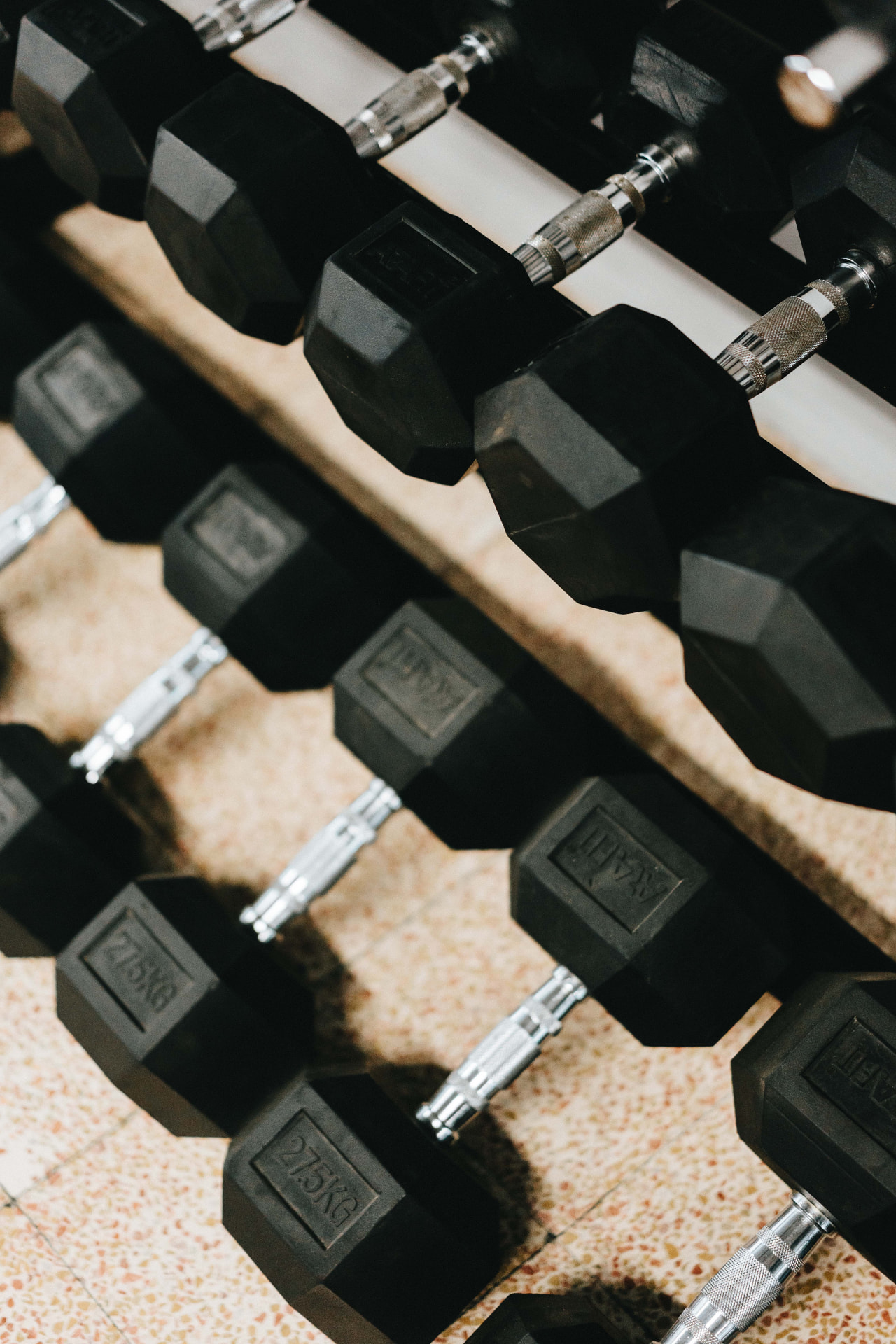 Conjunto de halteres de 1 kg a 30 kg no ginásio da Vibrant Health Academy em Lisboa